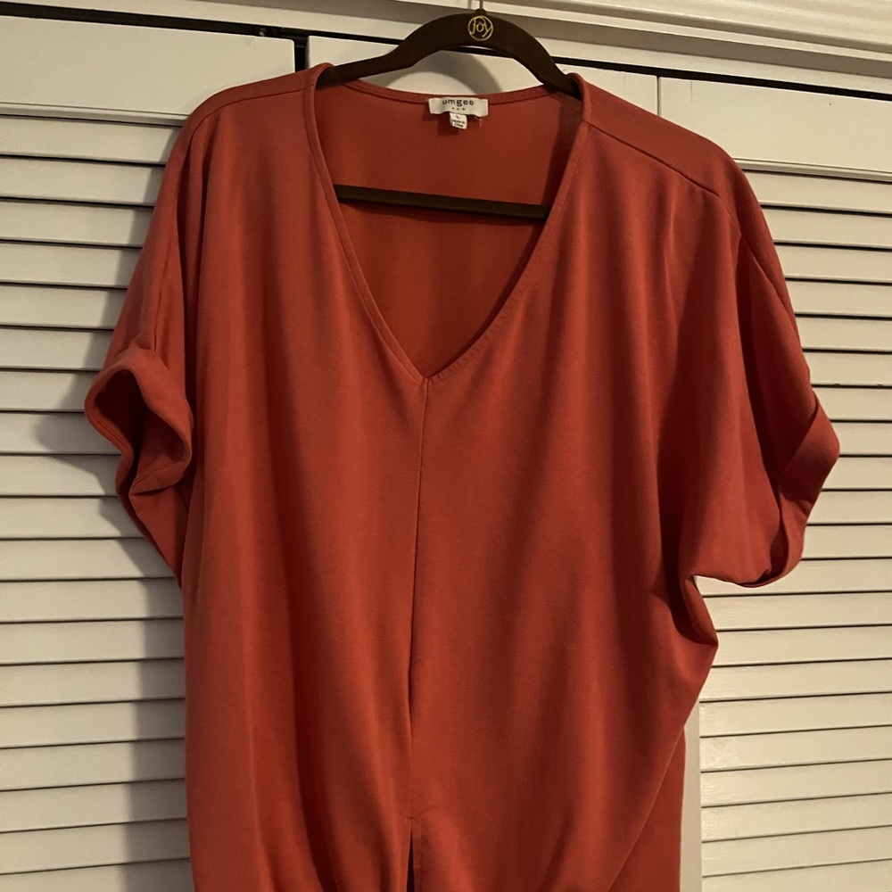 Umgee size large melon colored top
